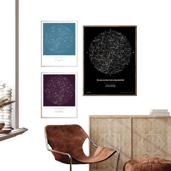 Mappe stellari su muro in un soggiorno